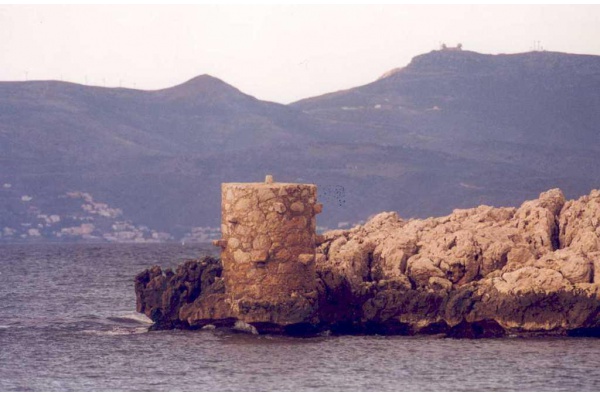 Mooring pillars and bollards