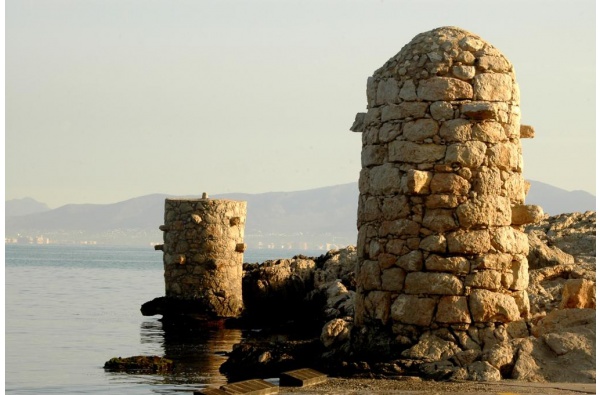 Mooring pillars and bollards