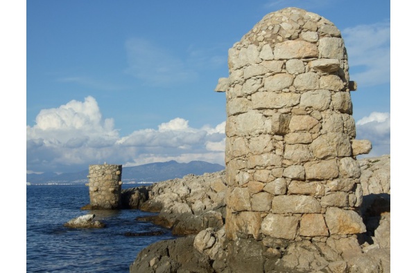 Mooring pillars and bollards