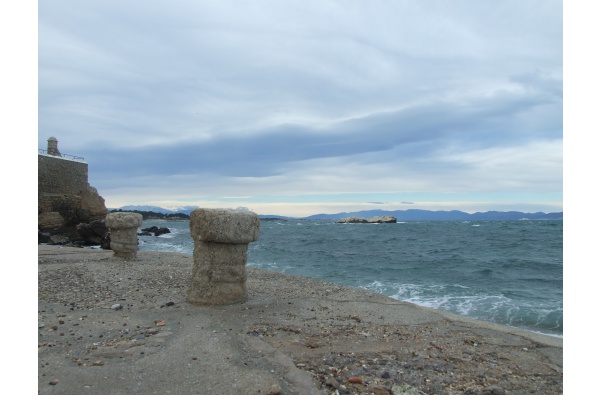 Mooring pillars and bollards