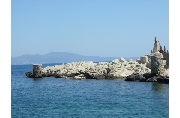 Mooring pillars and bollards