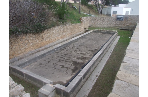 Spring and outdoor clothes washing area of El Pedró