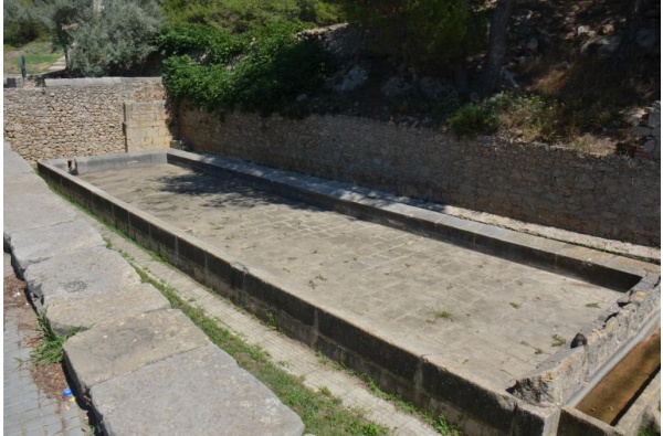 Spring and outdoor clothes washing area of El Pedró